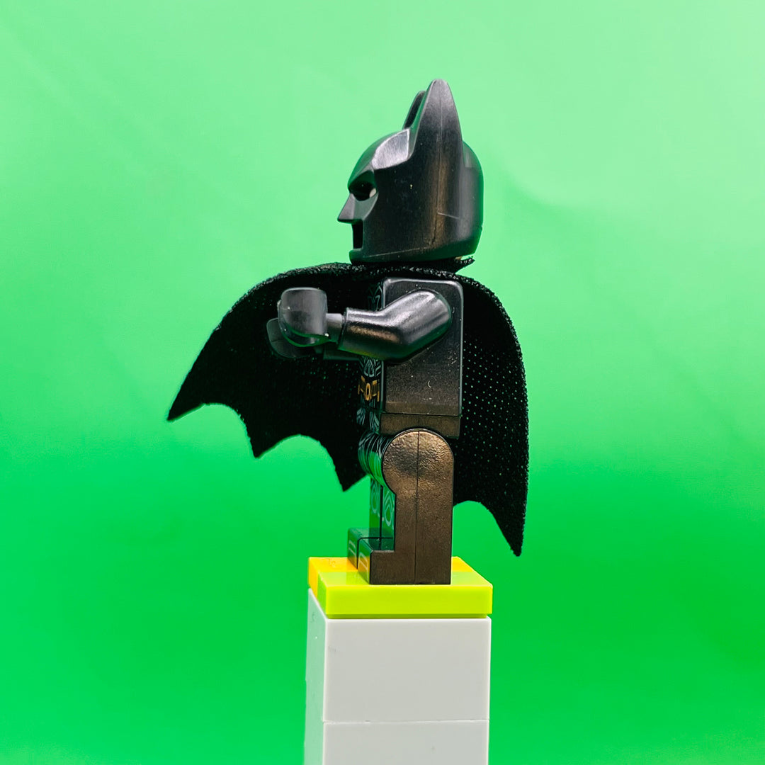 LEGO DC Comics Super Heroes MinifigureBatman - Black Suit with Copper Belt and printed  legs sh0791