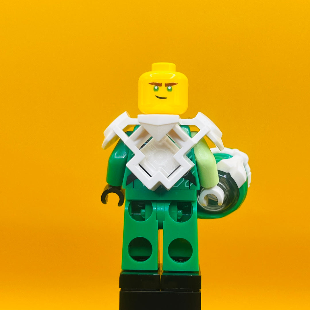 LEGO Ninjago Minifigure Lloyd - Digi Lloyd, White Shoulder Armor with Scabbard njo570