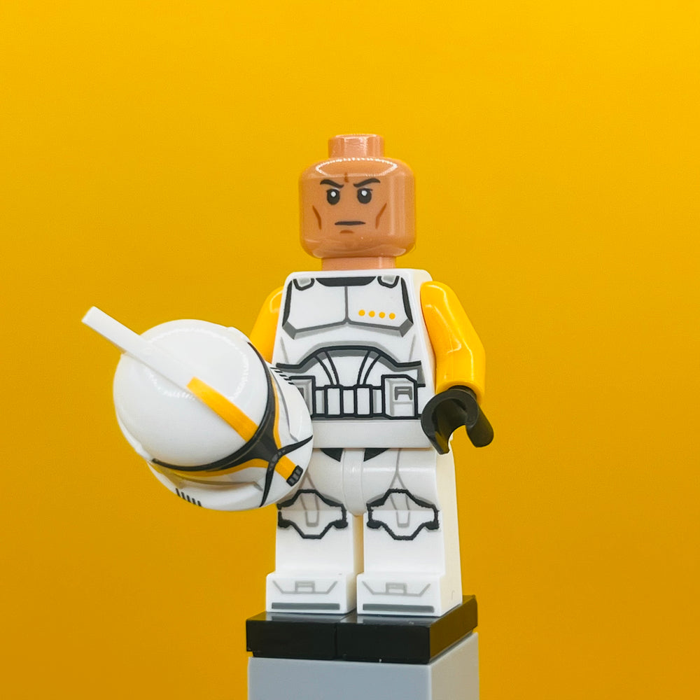 LEGO Star Wars Minifigure Clone Trooper Commander (Phase 1) - Bright Light Orange Arms, Nougat Head sw1146