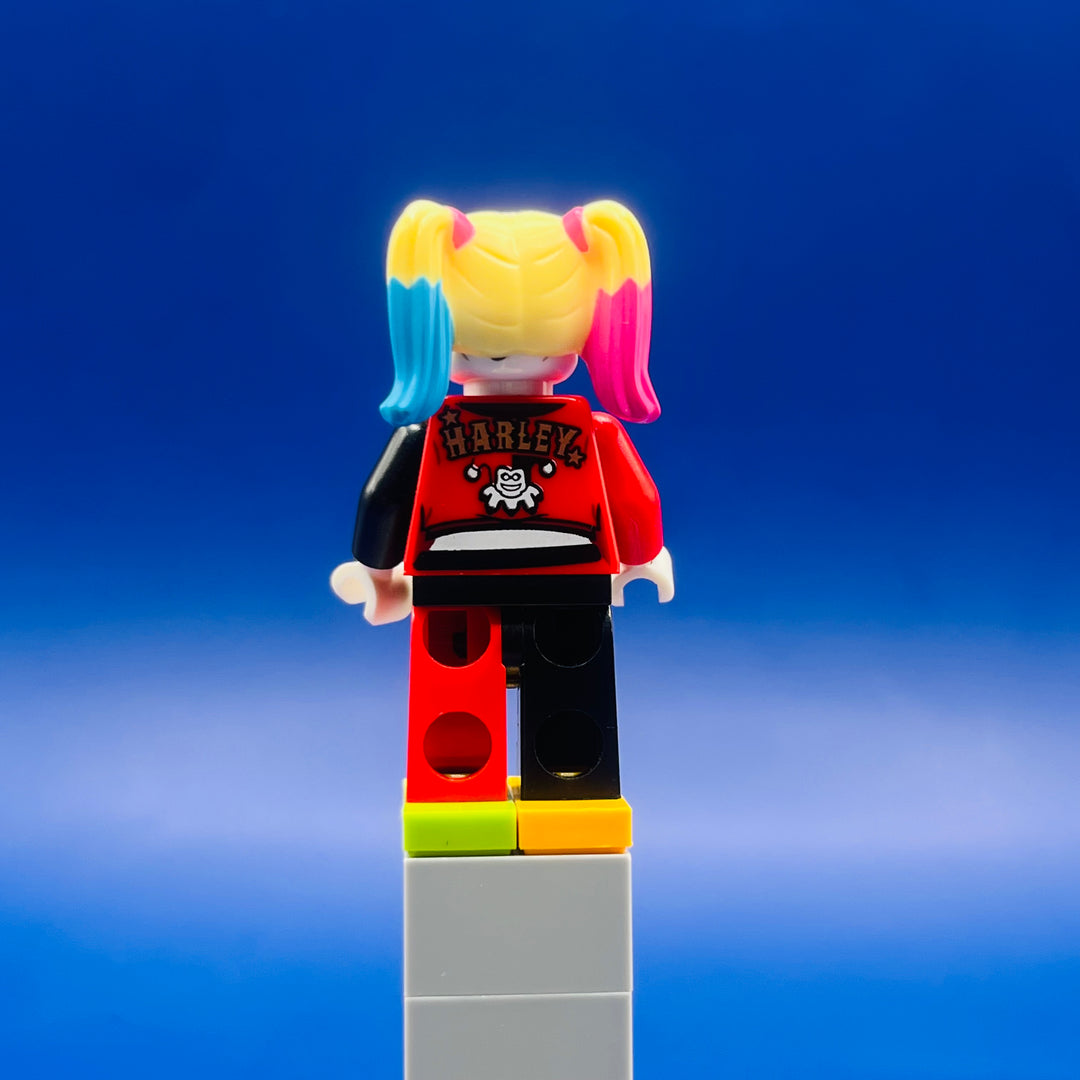 LEGO DC Comics Super Heroes Minifigure Harley Quinn - Bright Light Yellow Hair, Jacket Open sh0650