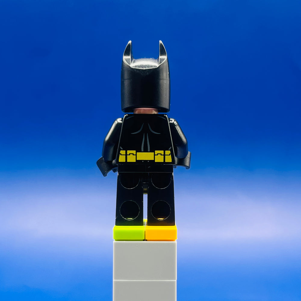 LEGO DC Comics Super Heroes Minifigure Black Suit with Yellow Belt and Crest tlm082