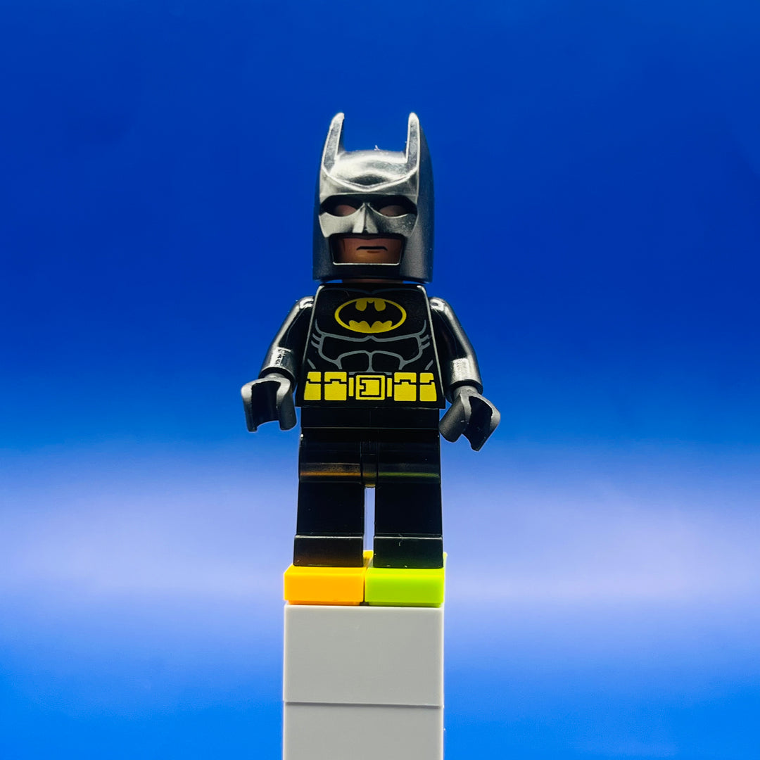 LEGO DC Comics Super Heroes Minifigure Black Suit with Yellow Belt and Crest tlm082