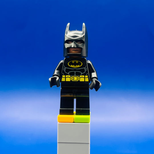 LEGO DC Comics Super Heroes Minifigure Black Suit with Yellow Belt and Crest tlm082