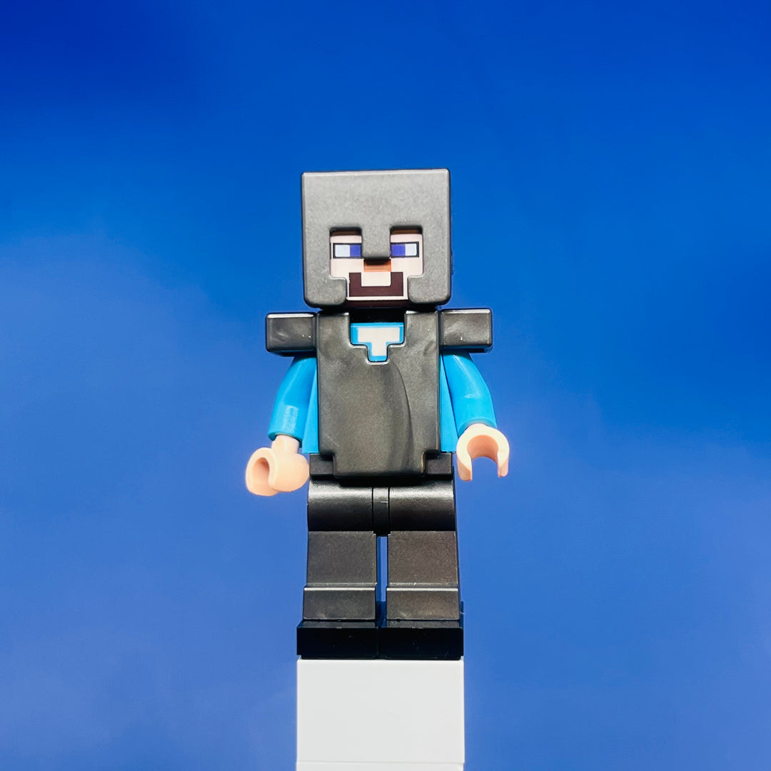 LEGO Minecraft Minifigure Steve - Pearl Dark Gray Legs, Helmet, and Armor min098