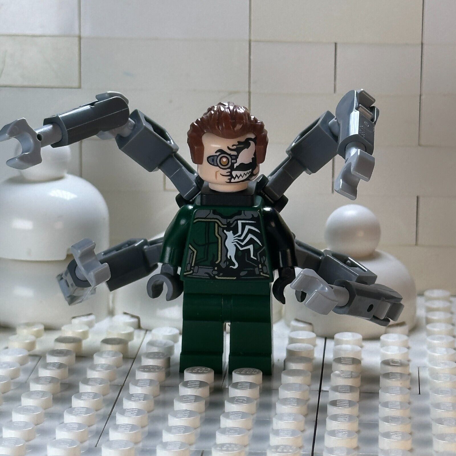 LEGO Minifigure Dr. Octopus (Otto Octavius) / Doc Ock Half Venomized sh0946