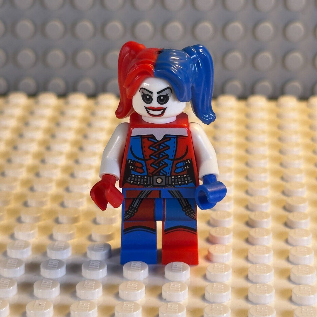 LEGO DC Comics Super Heroes Minifigure Harley Quinn - Blue and Red Hands sh260