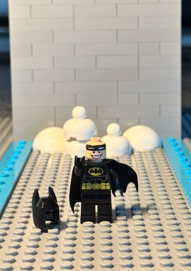 LEGO Minifigure Batman - Black Suit with Yellow Belt and Crest