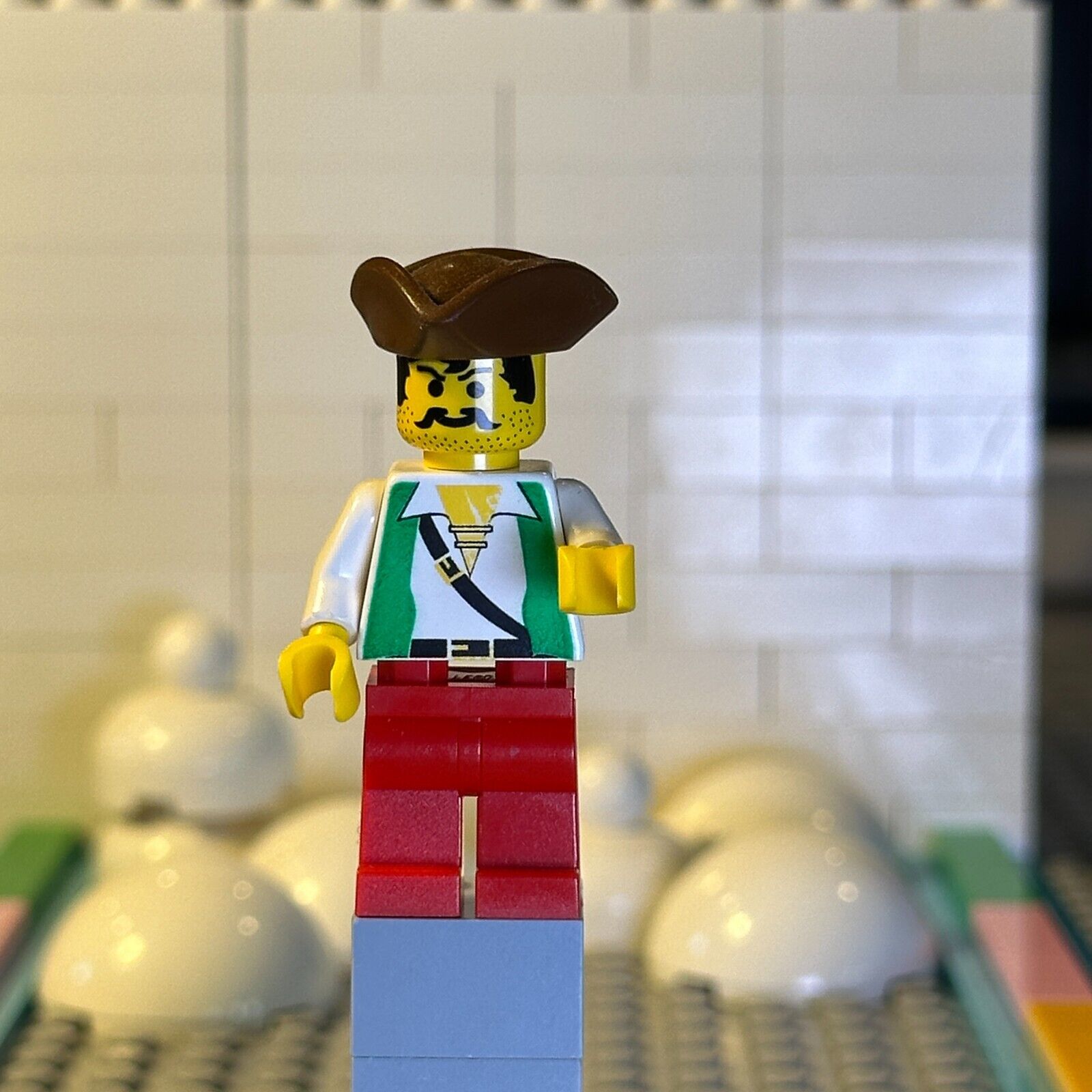 LEGO Pirate Green Vest, Red Legs, Brown Pirate Triangle hat pi049