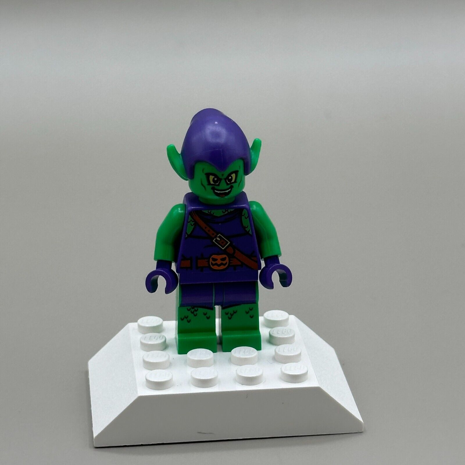 LEGO Juniors Minifigure Green Goblin - Green Skin, Purple Outfit, Eyes sh0196