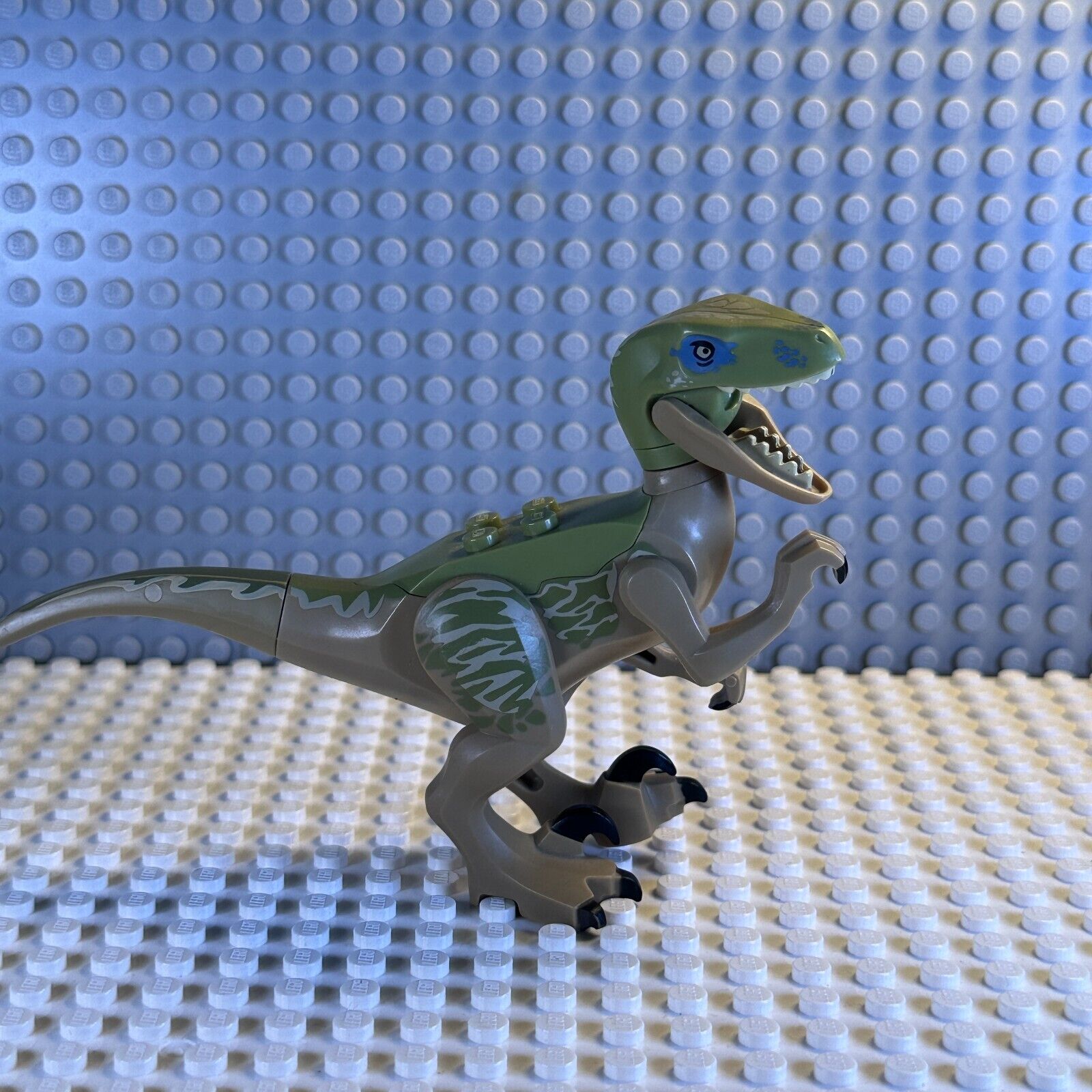 LEGO Minifigure Dinosaur Raptor Tan and Green raptor06