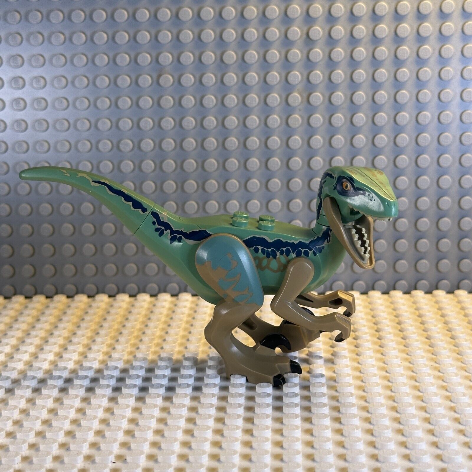 LEGO Minifigure Dinosaur Raptor / Velociraptor with Sand Green Back raptor09