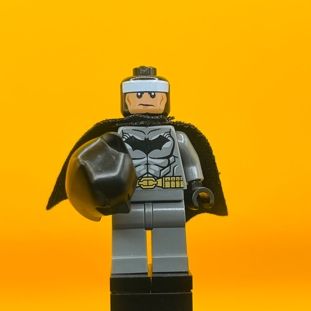 LEGO DC Comics Super Heroes Minifigure Batman - Dark Bluish Gray Suit, Gold Belt, Black Hands, Spongy Cape sh0151